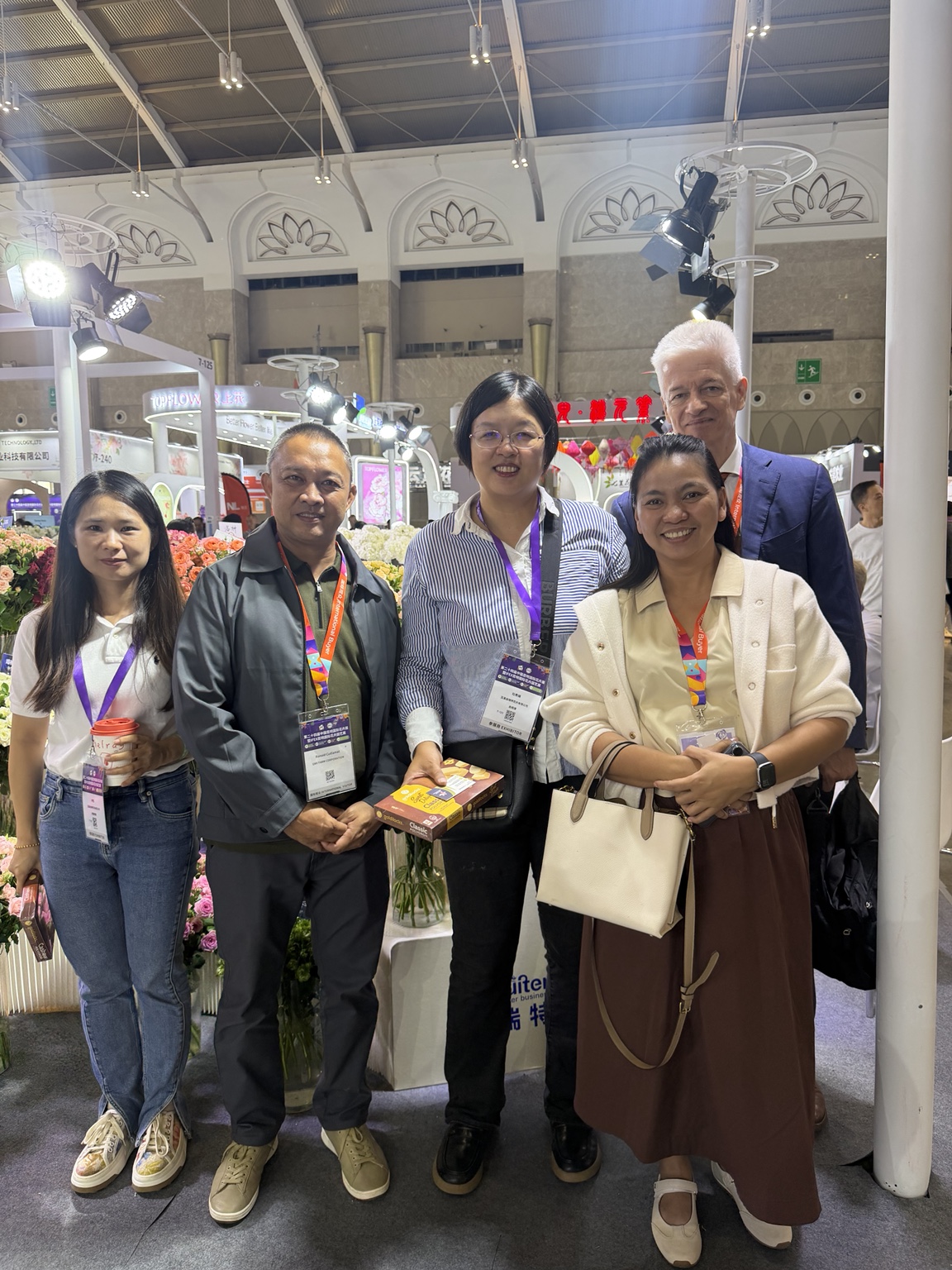 EMV representatives and flower industry colleagues at the Kunming expo